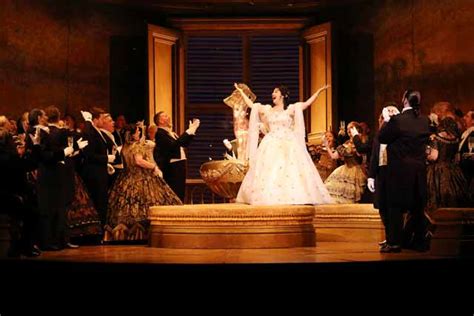 La Traviata 잔혹한 사랑과 잊혀진 희망의 아리아로 가슴을 사로잡습니다